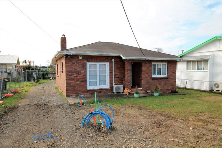 Photo of property in 4 Fruitvale Road, New Lynn, Auckland, 0600