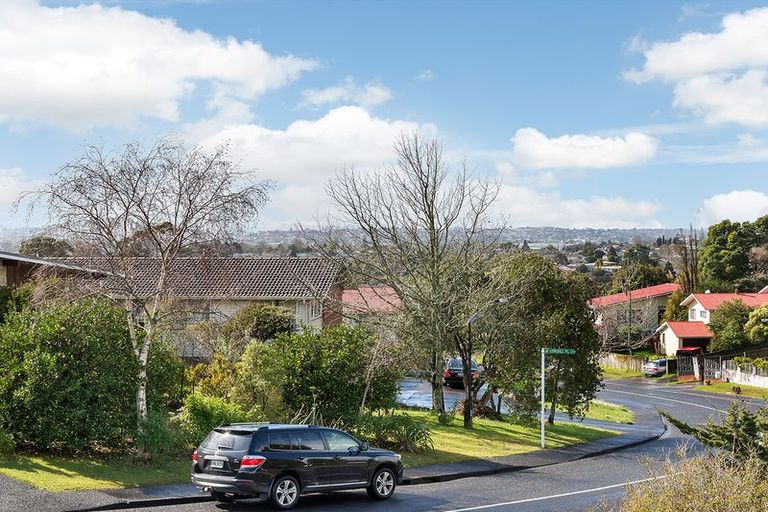 Photo of property in 32 Rosewarne Crescent, Glendene, Auckland, 0602