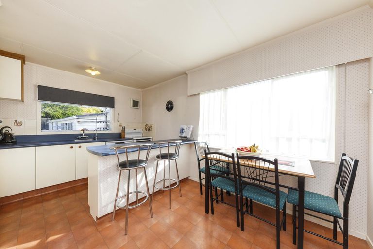 Photo of property in 27 Pinedale Parade, Milson, Palmerston North, 4414
