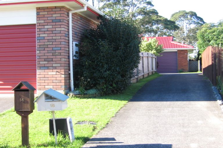 Photo of property in 16 Bosnyak Drive, Te Atatu South, Auckland, 0610