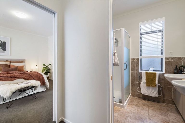 Photo of property in 1 Pepperdine Place, Albany, Auckland, 0632