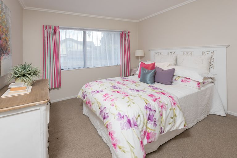 Photo of property in 11 Woodview Rise, Botany Downs, Auckland, 2010