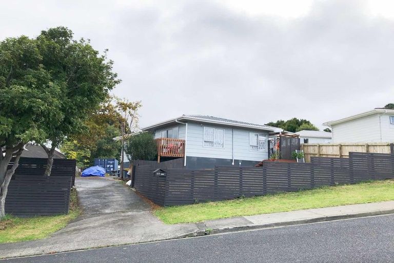 Photo of property in 22 Cedar Heights Avenue, Massey, Auckland, 0614