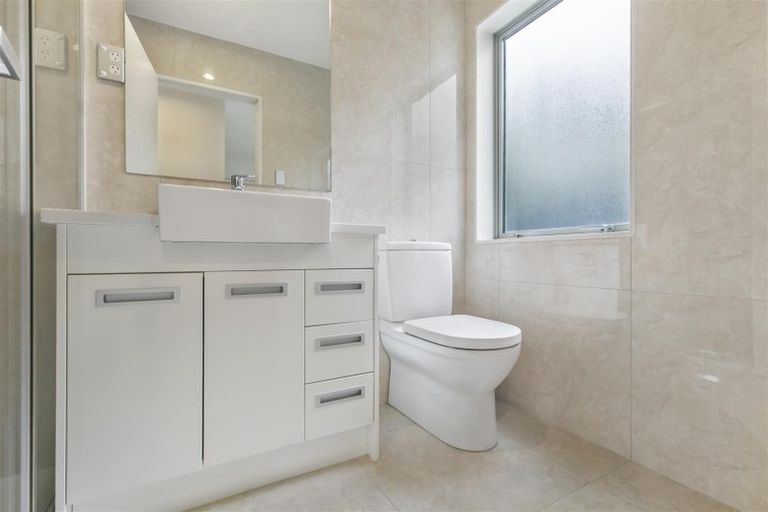 Photo of property in 2b St Clair Place, Browns Bay, Auckland, 0630