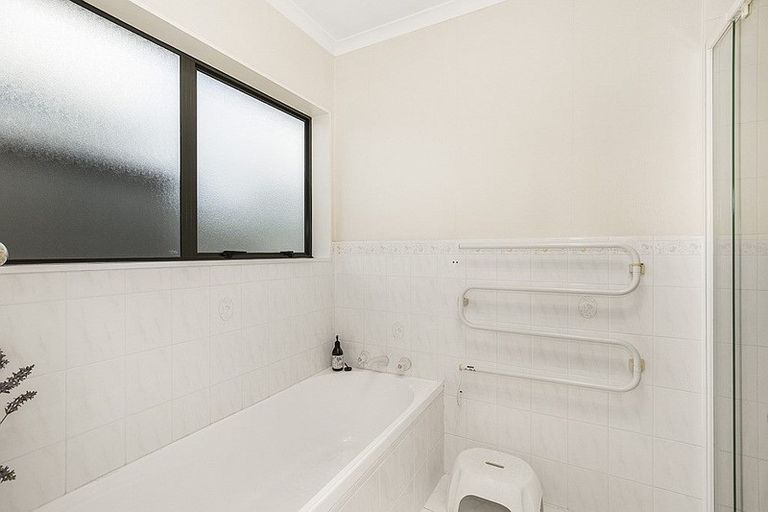 Photo of property in 70 Lothian Brae, Wattle Downs, Auckland, 2103
