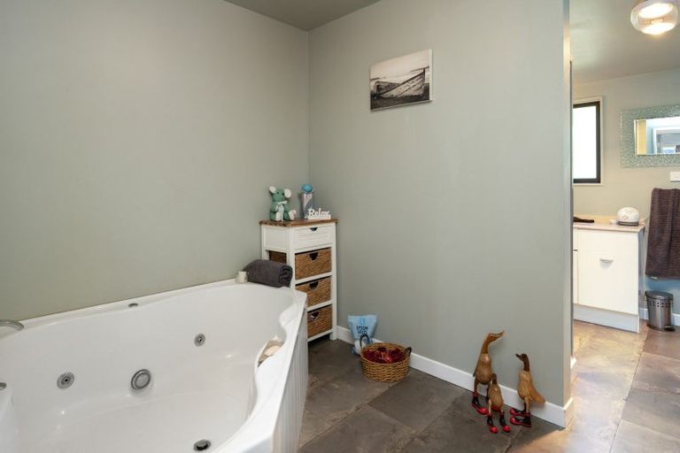 Photo of property in 17 Garden Terrace, Picton, 7220