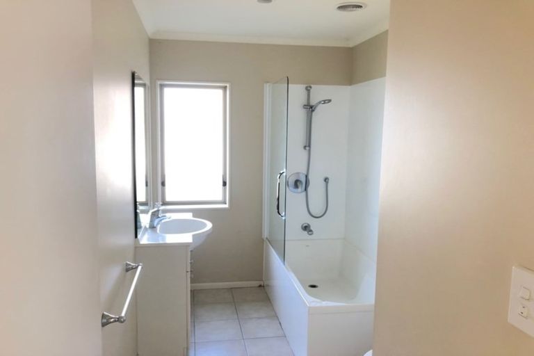 Photo of property in 40 Carrick Glen Avenue, Flat Bush, Auckland, 2019