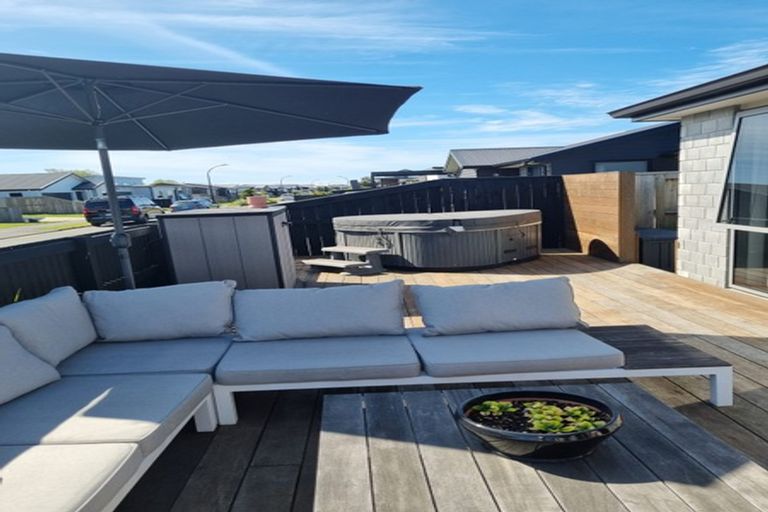 Photo of property in 37 Franks Way, Papamoa Beach, Papamoa, 3118