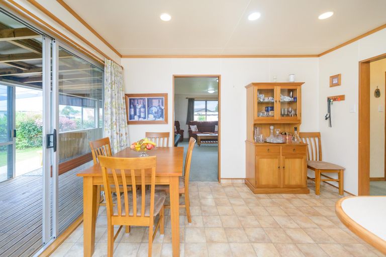 Photo of property in 10 Forbes Place, Kelvin Grove, Palmerston North, 4414