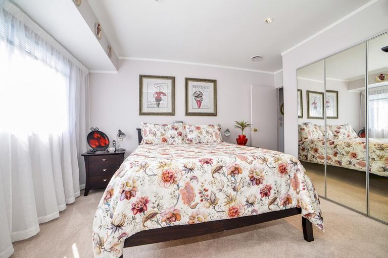 Photo of property in 17 Te Atatu Road, Te Atatu South, Auckland, 0610