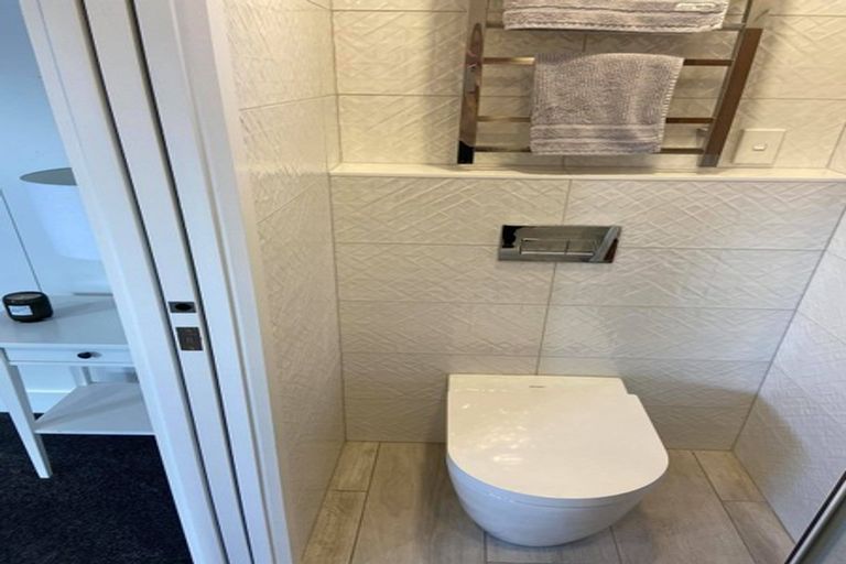 Photo of property in 8 Le Roy Terrace, Birkenhead, Auckland, 0626