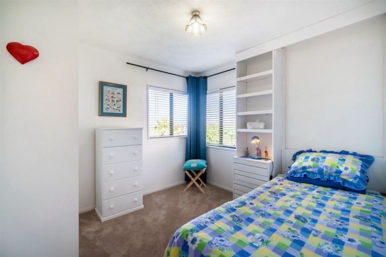 Photo of property in 1/10 Remus Place, Totara Vale, Auckland, 0629