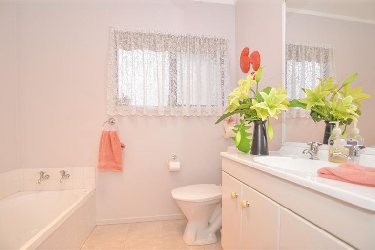 Photo of property in 17 Te Atatu Road, Te Atatu South, Auckland, 0610