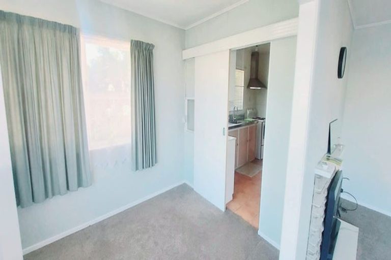 Photo of property in 30 La Rosa Street, Green Bay, Auckland, 0604