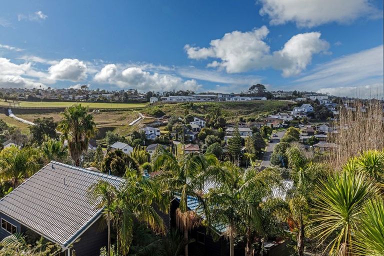 Photo of property in 1/15 Valdese Rise, Browns Bay, Auckland, 0630