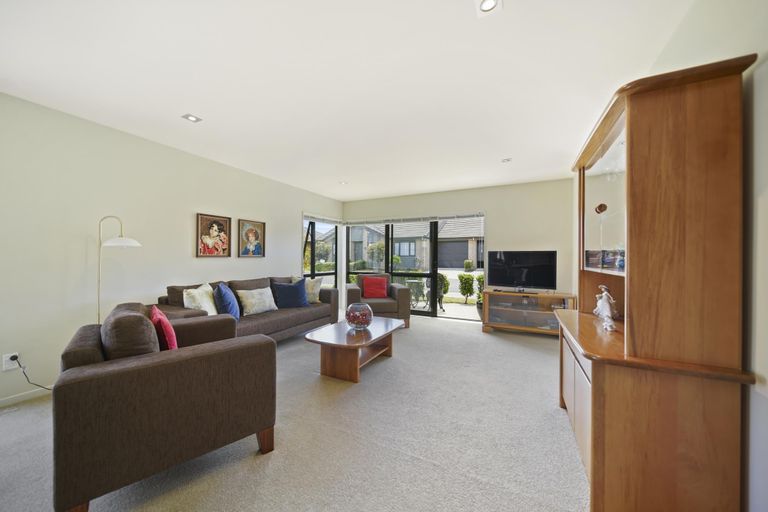 Photo of property in 21 Royalle Mews, Botany Downs, Auckland, 2010