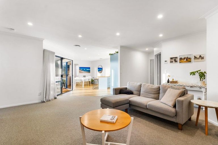 Photo of property in 2/87 Island Bay Road, Beach Haven, Auckland, 0626