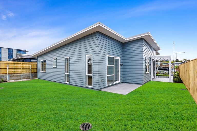 Photo of property in 27 Tiromoana Drive, Red Beach, 0932