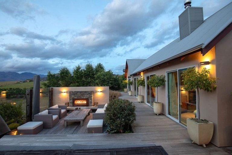 Photo of property in 1 Peak View Ridge, Wanaka, 9305