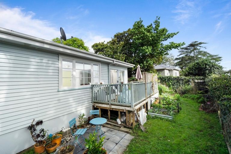 Photo of property in 2 Serwayne Place, Sunnyvale, Auckland, 0612