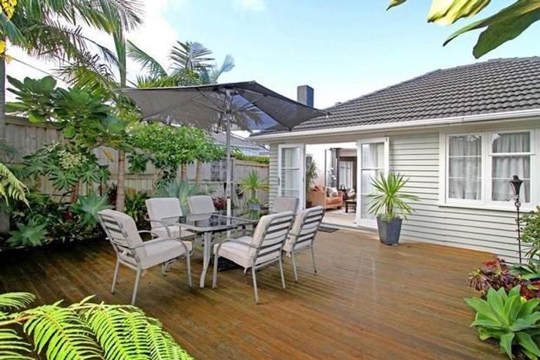 Photo of property in 1/18 Roberts Road, Glenfield, Auckland, 0629