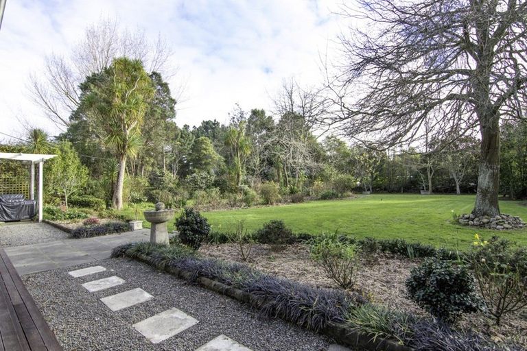 Photo of property in 200 Aokautere Drive, Fitzherbert, Palmerston North, 4471