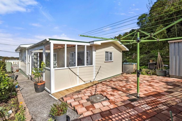 Photo of property in 4 Cotswold Crescent, Newlands, Wellington, 6037