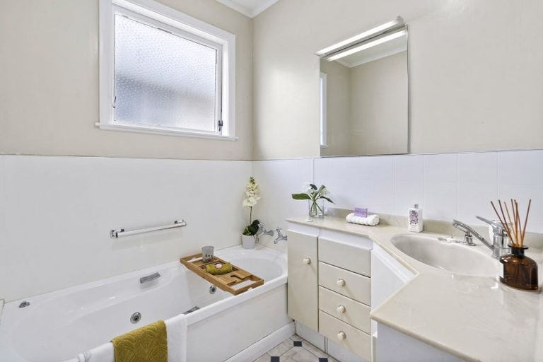 Photo of property in 32 Redwood Avenue, Tawa, Wellington, 5028