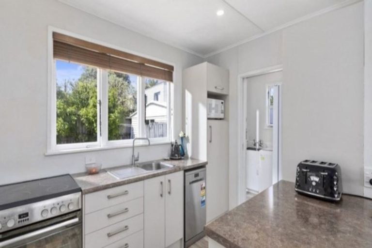 Photo of property in 1/412 East Coast Road, Sunnynook, Auckland, 0630