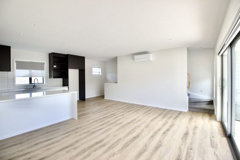 Photo of property in 3/94 Target Road, Totara Vale, Auckland, 0629