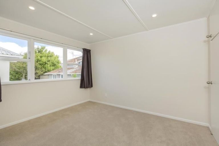 Photo of property in 1/862 East Coast Road, Northcross, Auckland, 0630