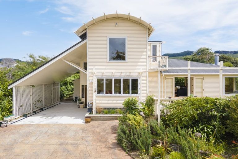 Photo of property in 5 Lyndhurst Road, Tawa, Wellington, 5028