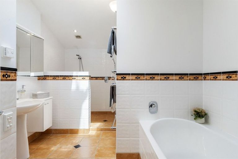 Photo of property in 3/130 Beach Road, Castor Bay, Auckland, 0620