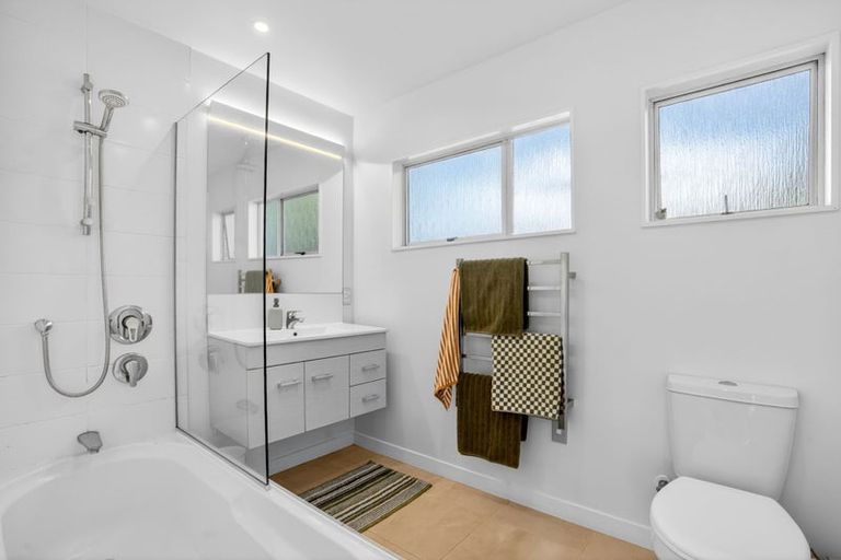 Photo of property in 2/47 Birkdale Road, Birkdale, Auckland, 0626