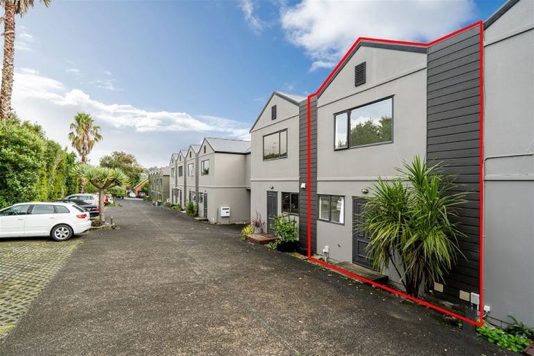 Photo of property in 11/44 Fields Parade, Oteha, Auckland, 0632