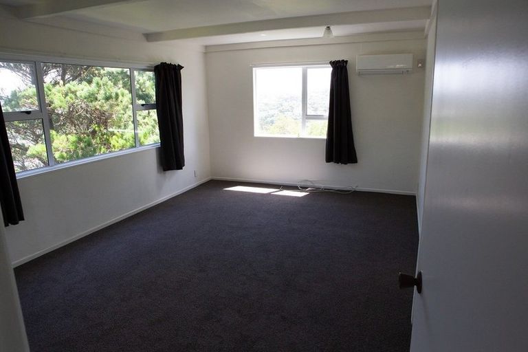 Photo of property in 15b Chetwode Grove, Newlands, Wellington, 6037