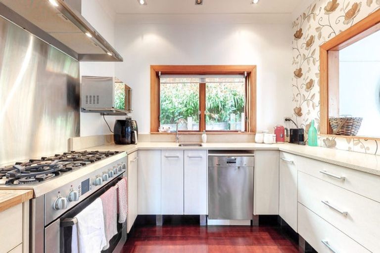 Photo of property in 4 Raroa Crescent, Northland, Wellington, 6012