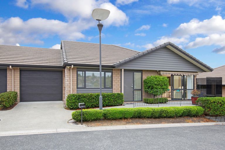 Photo of property in 50 Royalle Mews, Botany Downs, Auckland, 2010