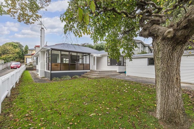 Photo of property in 44 The Drive, Tawa, Wellington, 5028