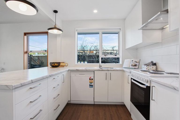 Photo of property in 1/121 Wilsons Road, Saint Martins, Christchurch, 8022