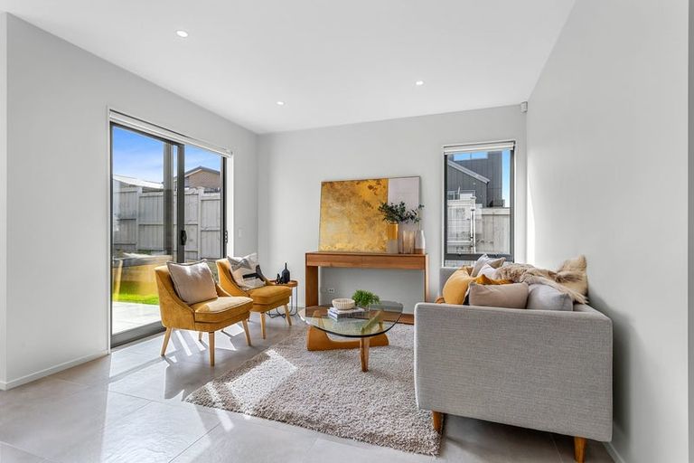 Photo of property in 21 Parkmore Drive, Rosehill, Papakura, 2113