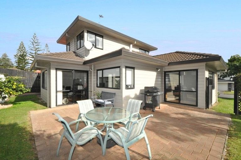 Photo of property in 1/8 Mandica Place, Sunnynook, Auckland, 0632