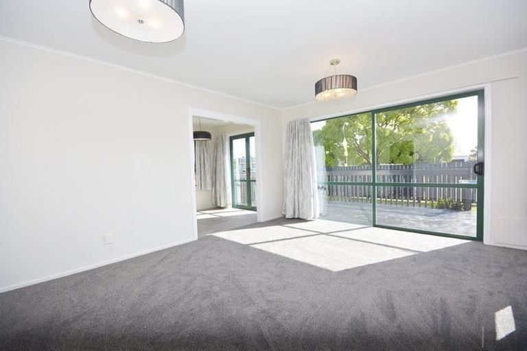 Photo of property in 17 Comet Crescent, Mangere, Auckland, 2022