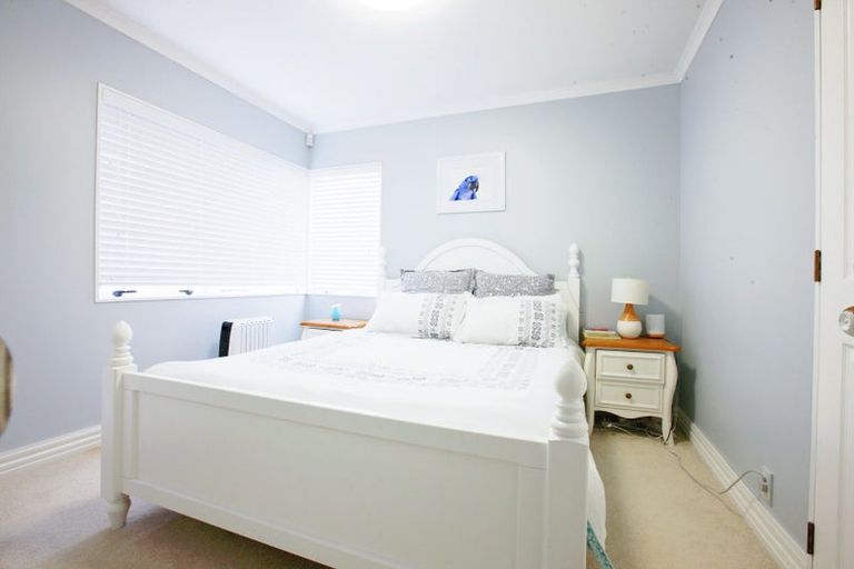 Photo of property in 2 Taroka Close, Pinehill, Auckland, 0632