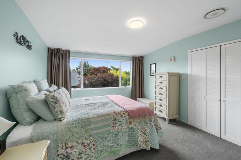 Photo of property in 33 Glenburn Place, Avonhead, Christchurch, 8042