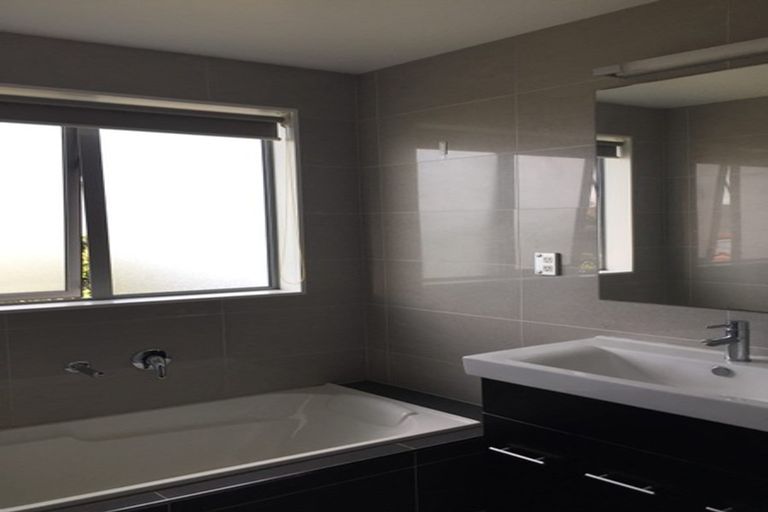 Photo of property in 8a The Rosebowl, Sunnyhills, Auckland, 2010