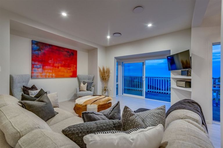 Photo of property in 1/182 Mount Pleasant Road, Mount Pleasant, Christchurch, 8081