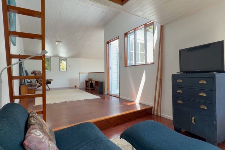 Photo of property in 17 Rayner Road, Piha, New Lynn, 0772