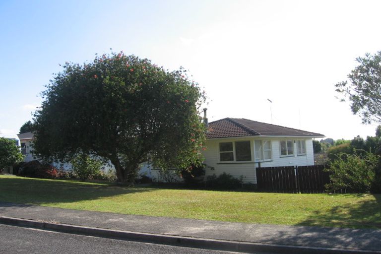 Photo of property in 14 Hatherlow Street, Glenfield, Auckland, 0629