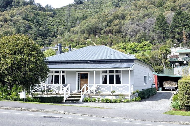 Photo of property in 108 Waikawa Road, Picton, 7220